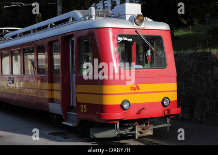 Un train de montagne suisse à Villars, en Suisse. Banque D'Images