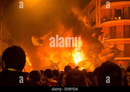 Valence, Espagne. Le 20 mars 2014. L'incendie des Fallas monument. Credit : Salva Garrigues/Alamy Live News Banque D'Images