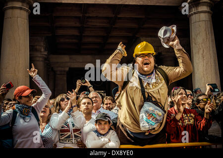 Valence, Espagne. 19 mars 2014 : Fans réagissent à la dernière mascleta pendant le 2014's Fallas Festival en face de Valencias Town Hall Crédit : matthi/Alamy Live News Banque D'Images