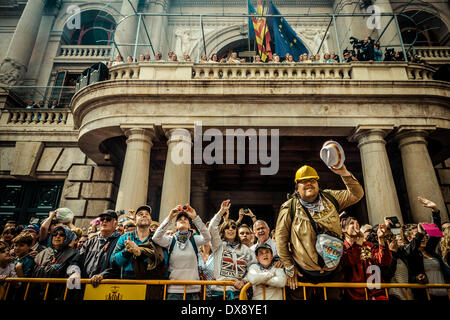 Valence, Espagne. 19 mars 2014 : Fans réagissent à la dernière mascleta pendant le 2014's Fallas Festival en face de Valencias Town Hall Crédit : matthi/Alamy Live News Banque D'Images