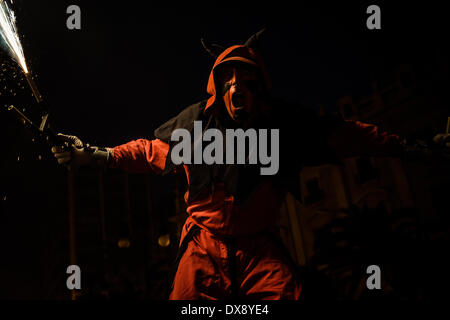 Valence, Espagne. 19 mars 2014 : un incendie runner prend part à un défilé pendant le 2014's Fallas Festival à Valence : Crédit matthi/Alamy Live News Banque D'Images