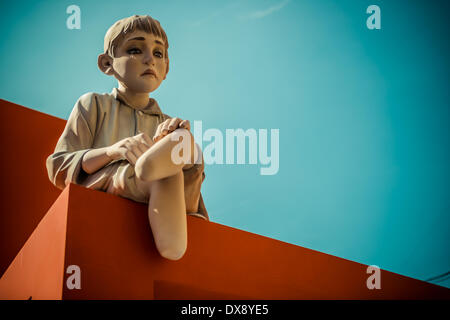 Valence, Espagne. 19 mars 2014 : une falla pour protester contre les mines antipersonnel est perçu au cours de la 2014's Fallas Festival en face de Valencias Town Hall Crédit : matthi/Alamy Live News Banque D'Images