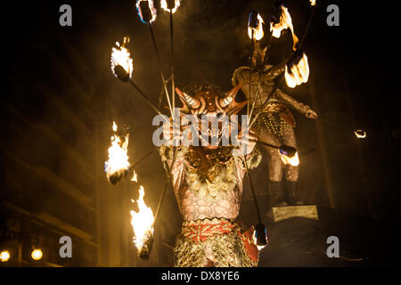 Valence, Espagne. 19 mars 2014 : un incendie runner prend part à un défilé pendant le 2014's Fallas Festival à Valence : Crédit matthi/Alamy Live News Banque D'Images