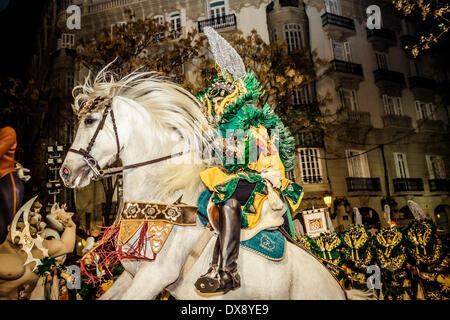 Valence, Espagne. 19 mars 2014 : Maures et Chrétiens acteurs d'Alcoi (Communauté Valencienne) défilé pendant le 2014's Fallas Festival à Valence : Crédit matthi/Alamy Live News Banque D'Images