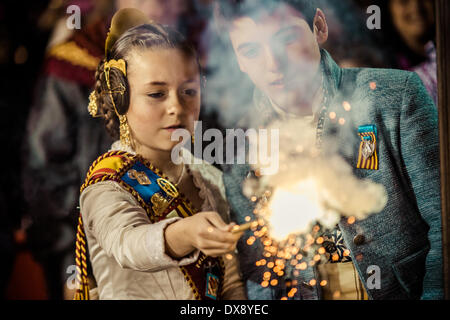 Valence, Espagne. 19 mars 2014 : Un Fallera Mayor infantil éclaire de pétards pour brûler sa Falla à la fin de la 2014's Fallas Festival à Valence : Crédit matthi/Alamy Live News Banque D'Images