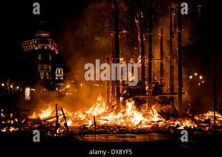 Valence, Espagne. 19 mars 2014 : le squelette de la falla monument municipal 'Les Dix Commandements d'une communauté valencienne' comme il brûle à la fin de la fallas festival. Credit : matthi/Alamy Live News Banque D'Images