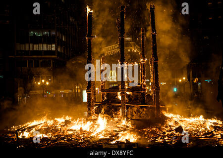 Valence, Espagne. 19 mars 2014 : le squelette de la falla monument municipal 'Les Dix Commandements d'une communauté valencienne' comme il brûle à la fin de la fallas festival. Credit : matthi/Alamy Live News Banque D'Images