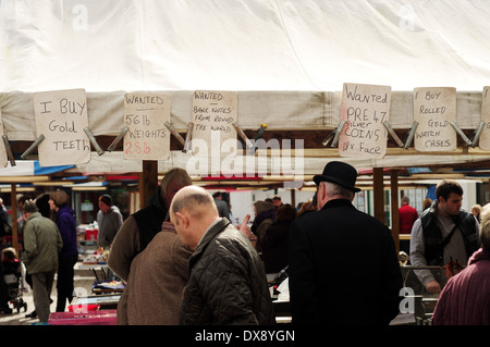 Marché de Chesterfield et de fruits et légumes .Derbyshire, Royaume-Uni. L'achat de biens de collection . Banque D'Images