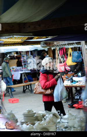 Marché de Chesterfield et de fruits et légumes .Derbyshire, Royaume-Uni. Les femmes Shopper . Banque D'Images