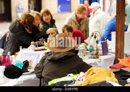 Marché de Chesterfield et de fruits et légumes .Derbyshire, Royaume-Uni. Titulaire de décrochage et de clients . Banque D'Images