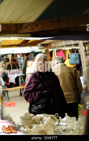 Marché de Chesterfield et de fruits et légumes .Derbyshire, Royaume-Uni. Les femmes Shopper . Banque D'Images