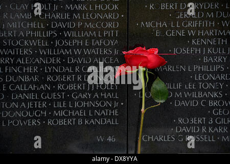 Washington DC, USA . Mar 19, 2014. Récipiendaire de la médaille d'honneur de maître de l'Armée de Sgt. Jose Rodela laisse derrière lui une rose rouge à la Vietnam Veterans Memorial, le 19 mars 2014 à Washington, D.C. Crédit : Planetpix/Alamy Live News Banque D'Images