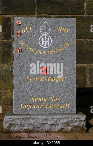 Souvenir de la Royal Highland Fusiliers avec une inscription de 'Lest we Forget' dans l'Ecosse Glasgow Nécropole Banque D'Images