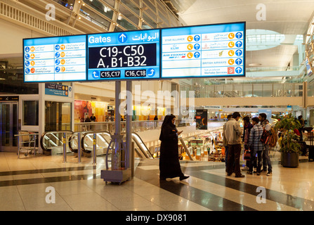 Carte de départ et les vannes, l'aéroport de Dubaï, Emirats arabes unis, départs Emirats Arabes Unis, Moyen Orient Banque D'Images