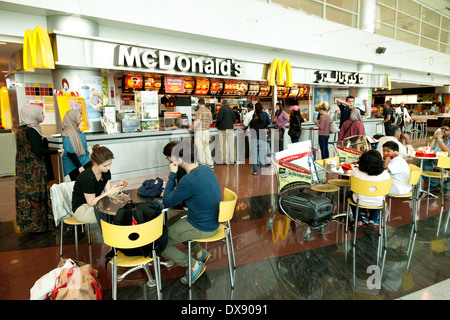 Un restaurant Mcdonald's, café, salle de départ, l'aéroport de Dubaï, Émirats arabes unis, Moyen Orient Banque D'Images