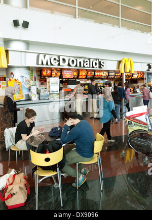 Un restaurant Mcdonald's, café, salle de départ, l'aéroport de Dubaï, Émirats arabes unis, Moyen Orient Banque D'Images