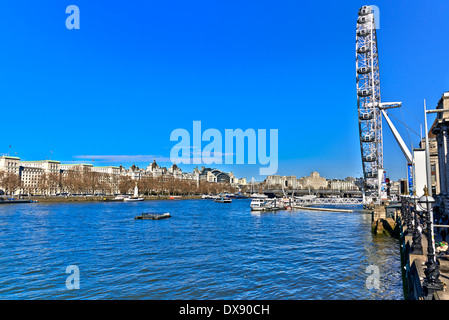 Le London Eye est une grande roue sur la rive sud de la Tamise à Londres. Banque D'Images