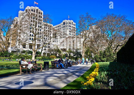 Le Victoria Embankment Gardens sont une série de jardins sur le côté nord de la Tamise Banque D'Images