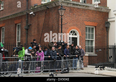 Londres, Royaume-Uni. 19 mars 2014. Numéro de l'extérieur les photographes 11 Downing Street avant de livrer le Chancelier George Osborne livre son discours à la Chambre des communes. Pic : Paul Marriott Photography/Alamy Live News Banque D'Images