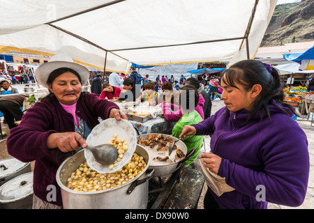 Pisac, Pérou - Juillet 14, 2013 : les femmes à la cuisine du marché de Pisac dans les Andes péruviennes à Pisac Pérou le 14 juillet 2013 Banque D'Images