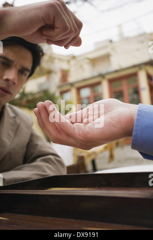 Libre de deux hommes jouant au backgammon Banque D'Images