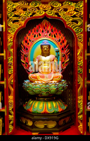 Des statues dans le Buddha Tooth Relic Temple à Singapour Banque D'Images