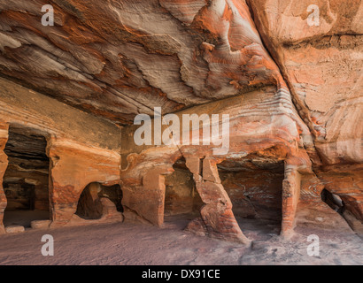 Dans les grottes des Roches anciennes Petra Jordanie moyen orient Banque D'Images