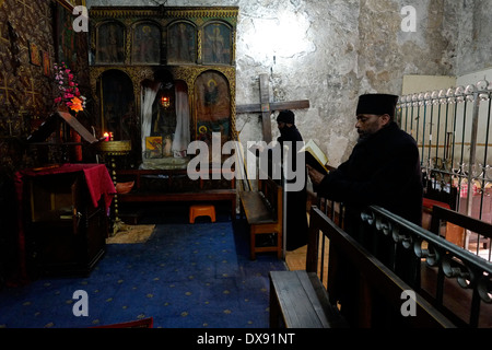 Les chrétiens orthodoxes éthiopiens prient à l'intérieur de la chapelle copte de Saint-Michel l'Archange dans la partie inférieure du monastère éthiopien Deir El-Sultan qui est situé sur le toit de l'église du Saint-Sépulcre dans la vieille ville de Jérusalem-est d'Israël Banque D'Images