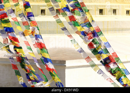 Manycolored la prière bouddhiste drapeaux flottant au vent pendent du grand stupa de Boudhanath. Kathmandu-Nepal. Banque D'Images