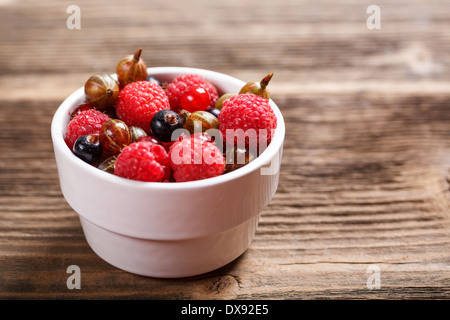 Petits fruits mélangés dans un bol blanc Banque D'Images