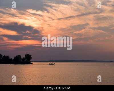 Pour une croisière au coucher du soleil. Un voilier établit sur la rivière des Outaouais pour une soirée d'été de croisière. Banque D'Images