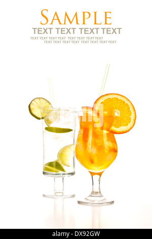 Deux verres de jus de fruits tropicaux sur fond blanc Banque D'Images