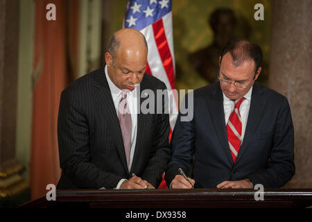 La ville de Mexico, Mexique. Mar 20, 2014. Le secrétaire mexicain des Finances et du Crédit Public Luis Videgaray (R) et la secrétaire de la sécurité intérieure Jeh Johnson, signer la Déclaration de principes et les douaniers bilatéraux Plan stratégique, au Palais National de la Panaméricaine, à Mexico, capitale du Mexique, le 20 mars 2014. Crédit : Pedro Mera/Xinhua/Alamy Live News Banque D'Images