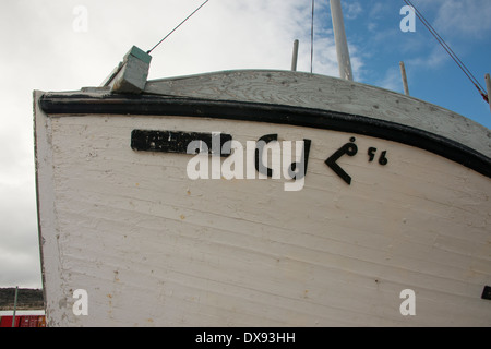 Au Canada, le Nunavut, région de Qikiqtaaluk, Cape Dorset. Bateau de pêche en bois sur la plage de Cape Dorset. Banque D'Images