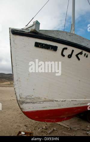 Au Canada, le Nunavut, région de Qikiqtaaluk, Cape Dorset. Bateau de pêche en bois sur la plage de Cape Dorset. Banque D'Images