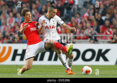 Benfica, Portfugal. Mar 20, 2014. Le milieu de terrain serbe du Benfica Filip Djuricic rivalise avec le milieu de terrain de Tottenham algérien Nabil Bentaleb au cours de l'UEFA Europa League round de 16 deuxième match de football entre jambe SL Benfica et Tottenham Hotspur, au stade de la Luz à Lisbonne. Credit : Filipe Amorim/NurPhoto ZUMAPRESS.com/Alamy/Live News Banque D'Images