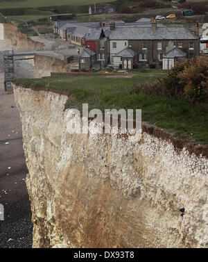 Urrugne, East Sussex, UK. 20 mars 2015. Falaise avec cottages en arrière-plan. Démolition jour 3 murs attenant voit à cottage adjacente et couper la partie du pavillon retiré.David Burr/Alamy Live News Banque D'Images