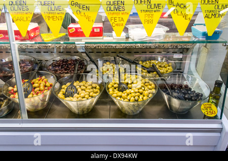 Olives pour la vente au marché couvert de Cardiff Banque D'Images