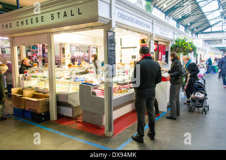 Les gens à Cardiff shopping Marché Couvert Banque D'Images