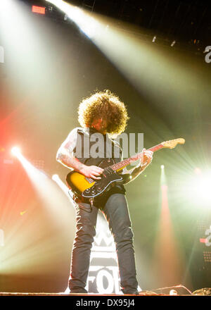 London, UK . Mar 20, 2014. Fall Out Boy joue Wembley Arena le 20/03/2014 à Wembley Arena, Londres. Les personnes sur la photo : Joe Trohman. Credit : Julie Edwards/Alamy Live News Banque D'Images