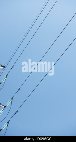 Plusieurs lignes de transmission à haute tension des fils à l'aide d'isolateurs en verre magnifique ciel bleu brillant contre Vallée d'Oaxaca Banque D'Images