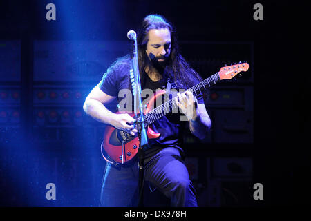 Toronto, Canada. Le 20 mars 2014. American rock metal progressif Dream Theater exécute au Massey Hall de Toronto. En photo, le guitariste John Petrucci. Credit : EXImages/Alamy Live News Banque D'Images