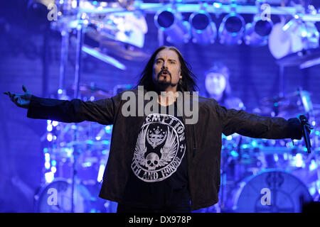 Toronto, Canada. Le 20 mars 2014. American rock metal progressif Dream Theater exécute au Massey Hall de Toronto. En photo, le chanteur James LaBrie. Credit : EXImages/Alamy Live News Banque D'Images