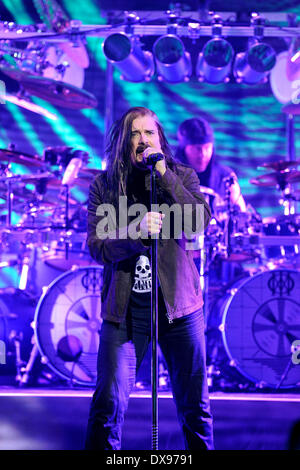 Toronto, Canada. Le 20 mars 2014. American rock metal progressif Dream Theater exécute au Massey Hall de Toronto. En photo, le chanteur James LaBrie. Credit : EXImages/Alamy Live News Banque D'Images