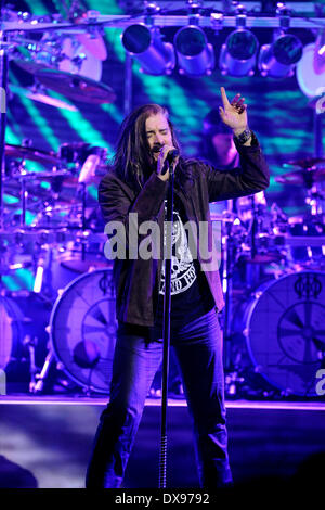 Toronto, Canada. Le 20 mars 2014. American rock metal progressif Dream Theater exécute au Massey Hall de Toronto. En photo, le chanteur James LaBrie. Credit : EXImages/Alamy Live News Banque D'Images