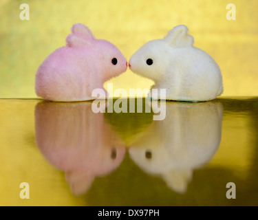 Thème de pâques design, petit jouets Pâques avec des couleurs pastel et du printemps Banque D'Images