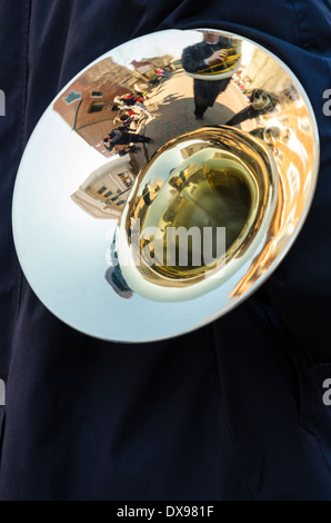 Réflexions dans un instrument de cuivre pendant une musique militaire parade sur St Patrick's Day à Annapolis, MD. Banque D'Images