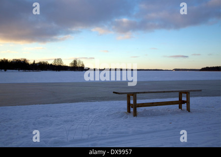 Banc, patinage sur glace voyage chemin et piste de ski de fond sur lac gelé Banque D'Images