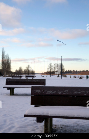 Des bancs de parc couvert de neige par temps froid l'hiver en Finlande Banque D'Images