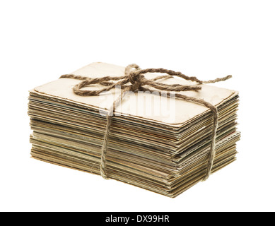 Vieilles lettres et cartes postales isolé sur fond blanc. souvenirs éphémères. Banque D'Images